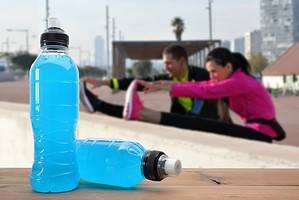 Beber agua o una bebida isotónica durante un entrenamiento en bicicleta